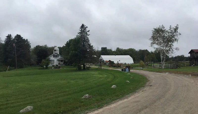 Tonys North Restaurant (Standish Truck Stop) - Pumpkin Farm 4150 Bernthal (newer photo)